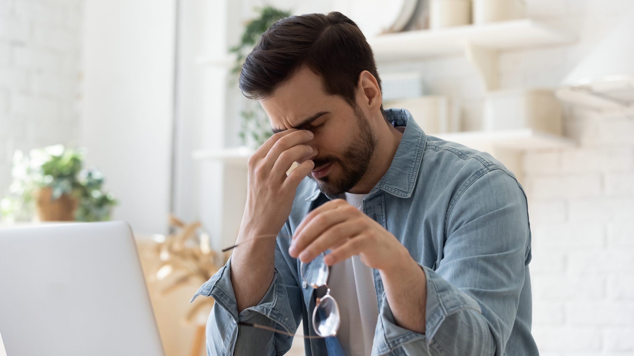 man rubbing his dry eyes Eye conditions dry eye