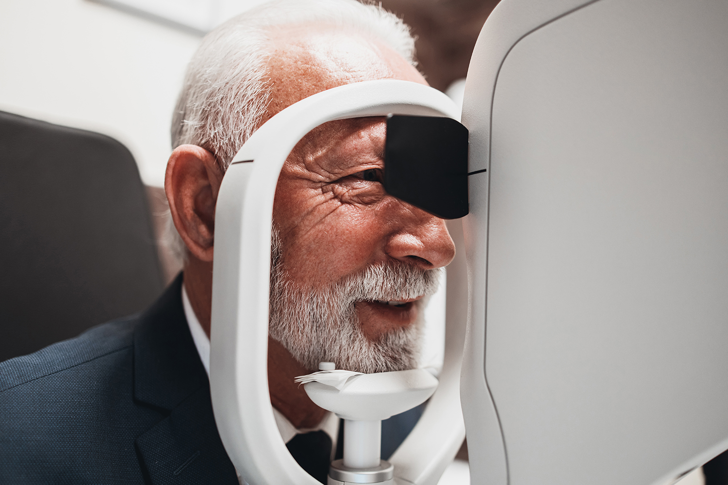 oler man getting checked for cataracts